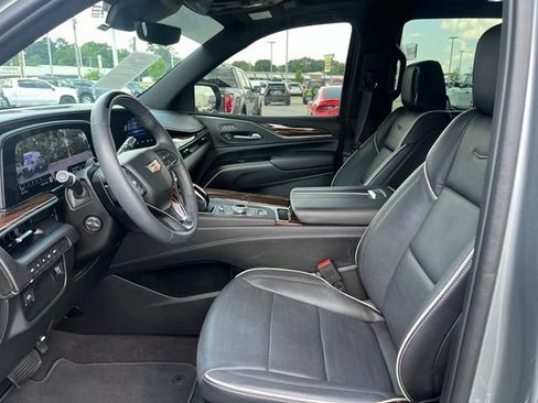 Used 2024 Cadillac Escalade Premium Luxury AWD/4WD image 5