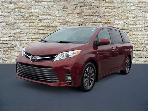 Used 2020 Toyota Sienna XLE image 5