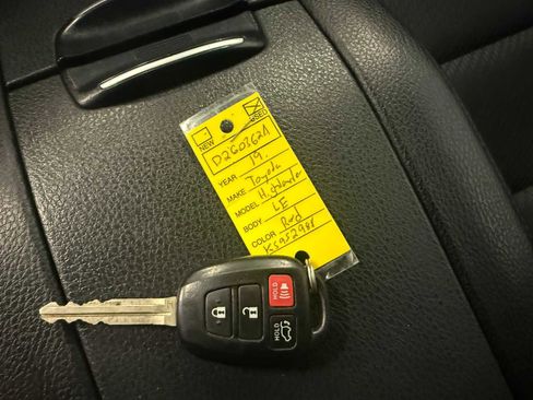Used 2019 Toyota Highlander LE AWD/4WD image 35