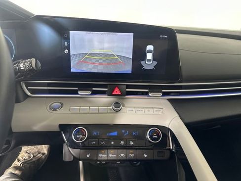 Used 2023 Hyundai Elantra Limited image 22