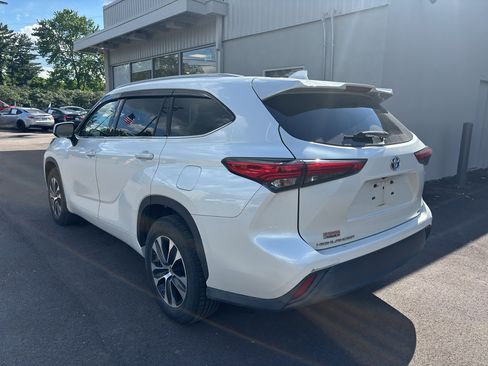 Used 2022 Toyota Highlander XLE FWD image 3