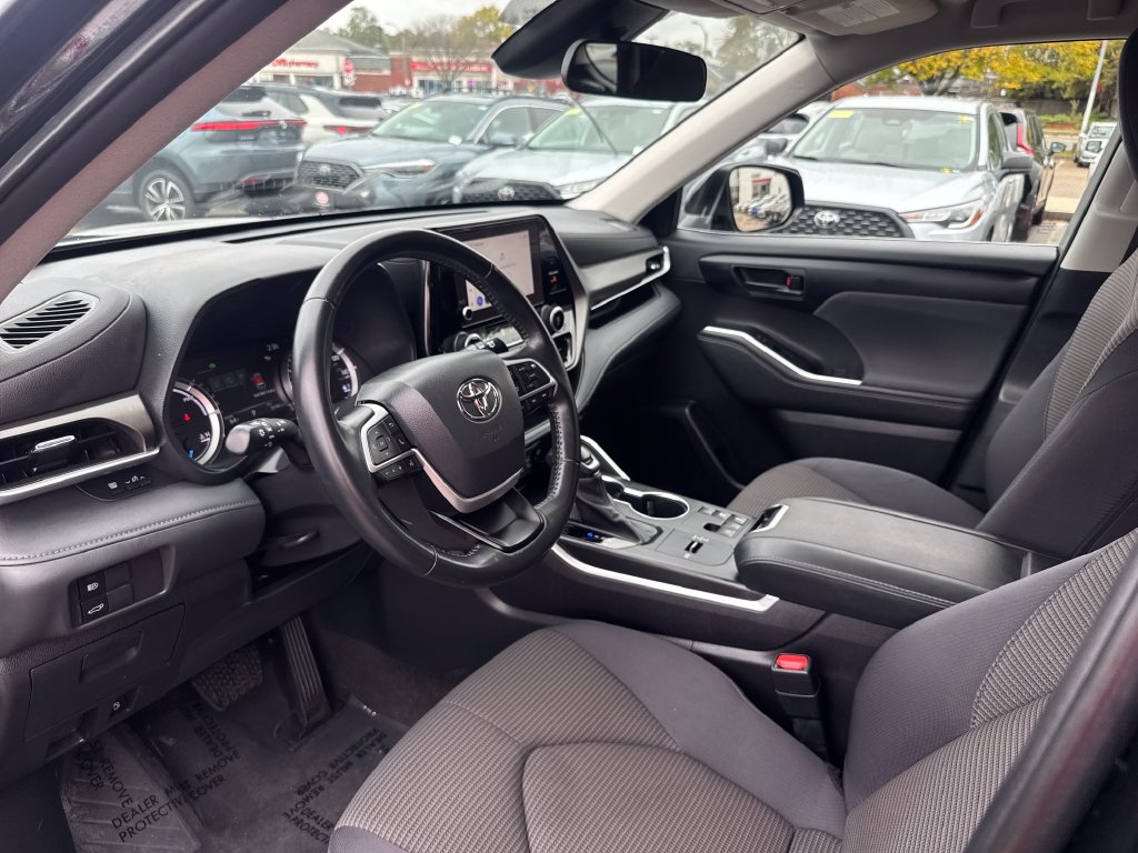 Used 2023 Toyota Highlander LE FWD image 16