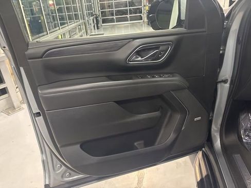 Used 2023 GMC Yukon XL SLT w/ SLT Premium Package image 13