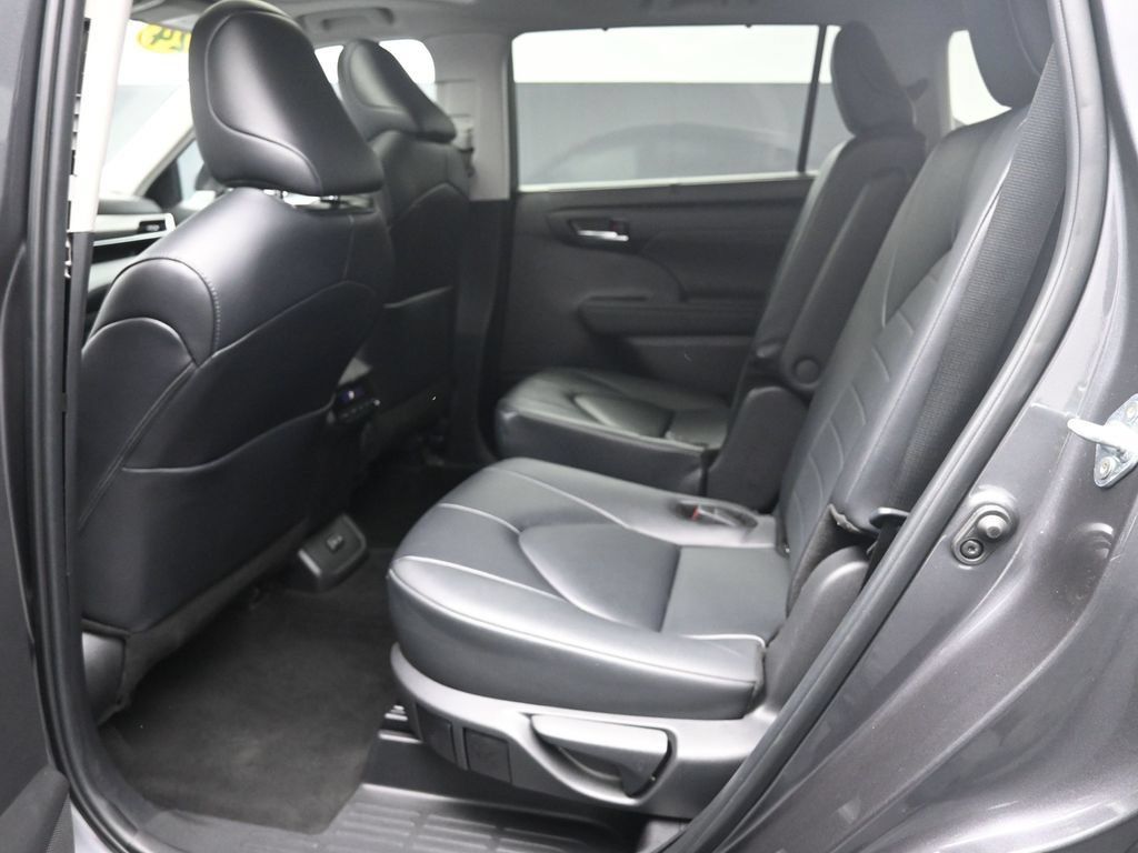 Used 2024 Toyota Highlander XLE FWD image 21