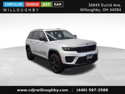 Used 2023 Jeep Grand Cherokee Altitude AWD/4WD image 3