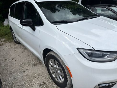 Used 2025 Chrysler Pacifica Select FWD image 3