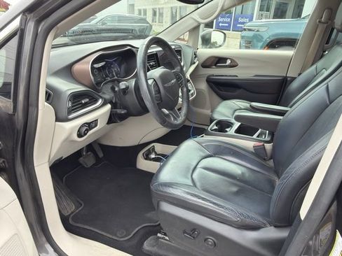 Used 2019 Chrysler Pacifica Touring-L Plus FWD image 6