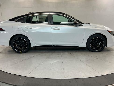 New 2026 Nissan Sentra SR w/ SR Premium Package FWD image 6