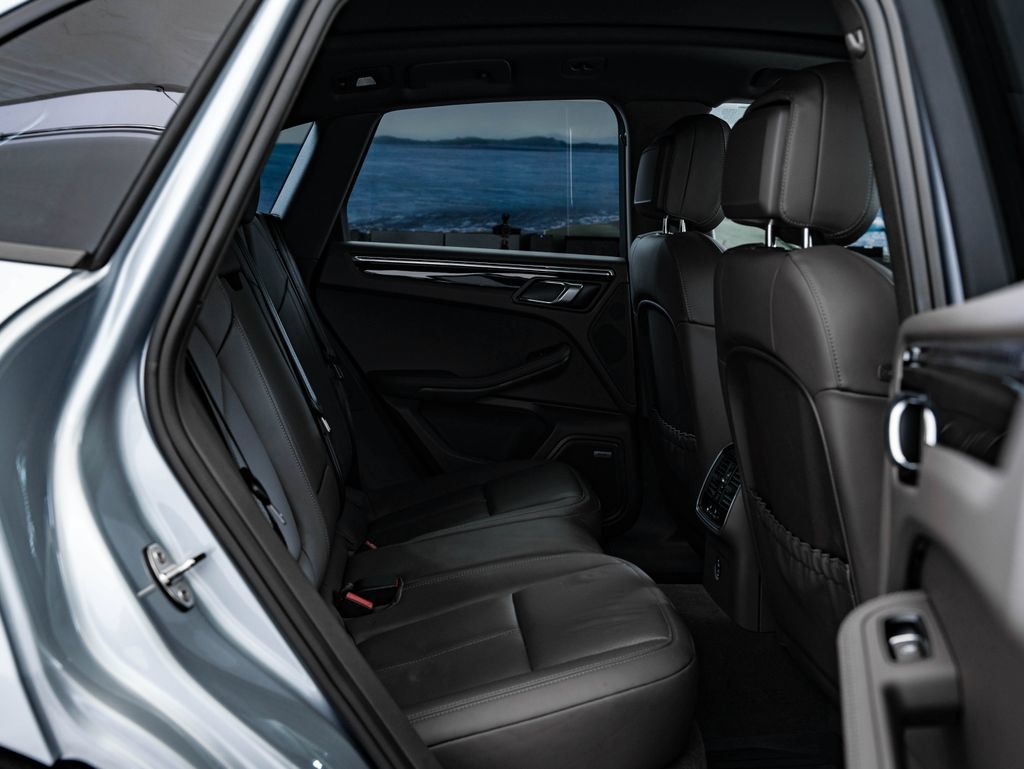 Certified 2025 Porsche Macan AWD/4WD image 43