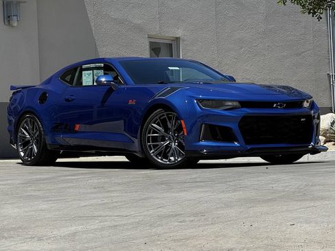 Used 2022 Chevrolet Camaro ZL1 RWD image 2