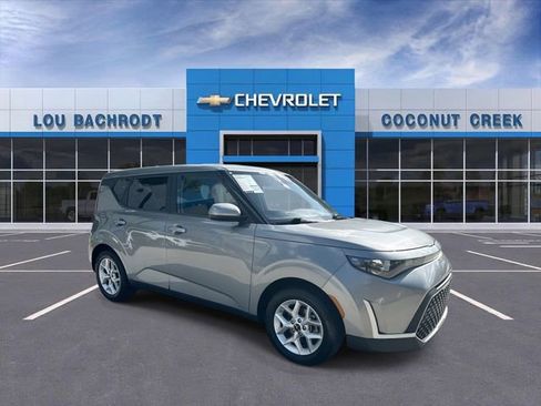 Used 2024 Kia Soul LX w/ Option Group 015 FWD image 2