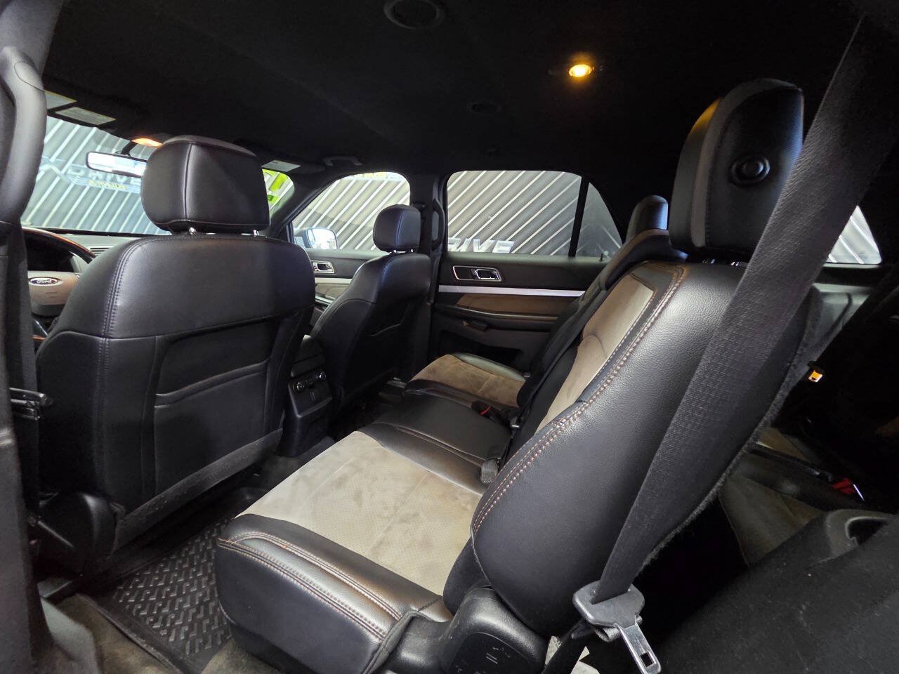 Used 2017 Ford Explorer XLT w/ Equipment Group 202A AWD/4WD image 26