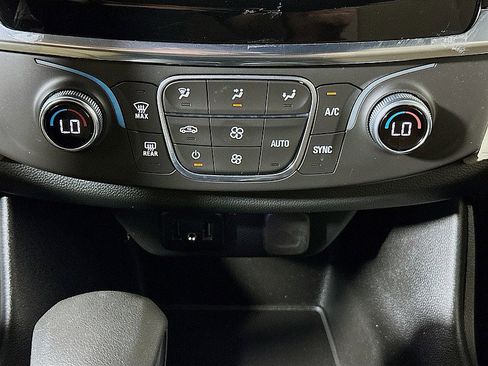 Used 2022 Chevrolet Traverse LS image 16