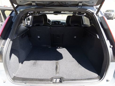 Used 2022 Volvo XC40 T5 R-Design image 18