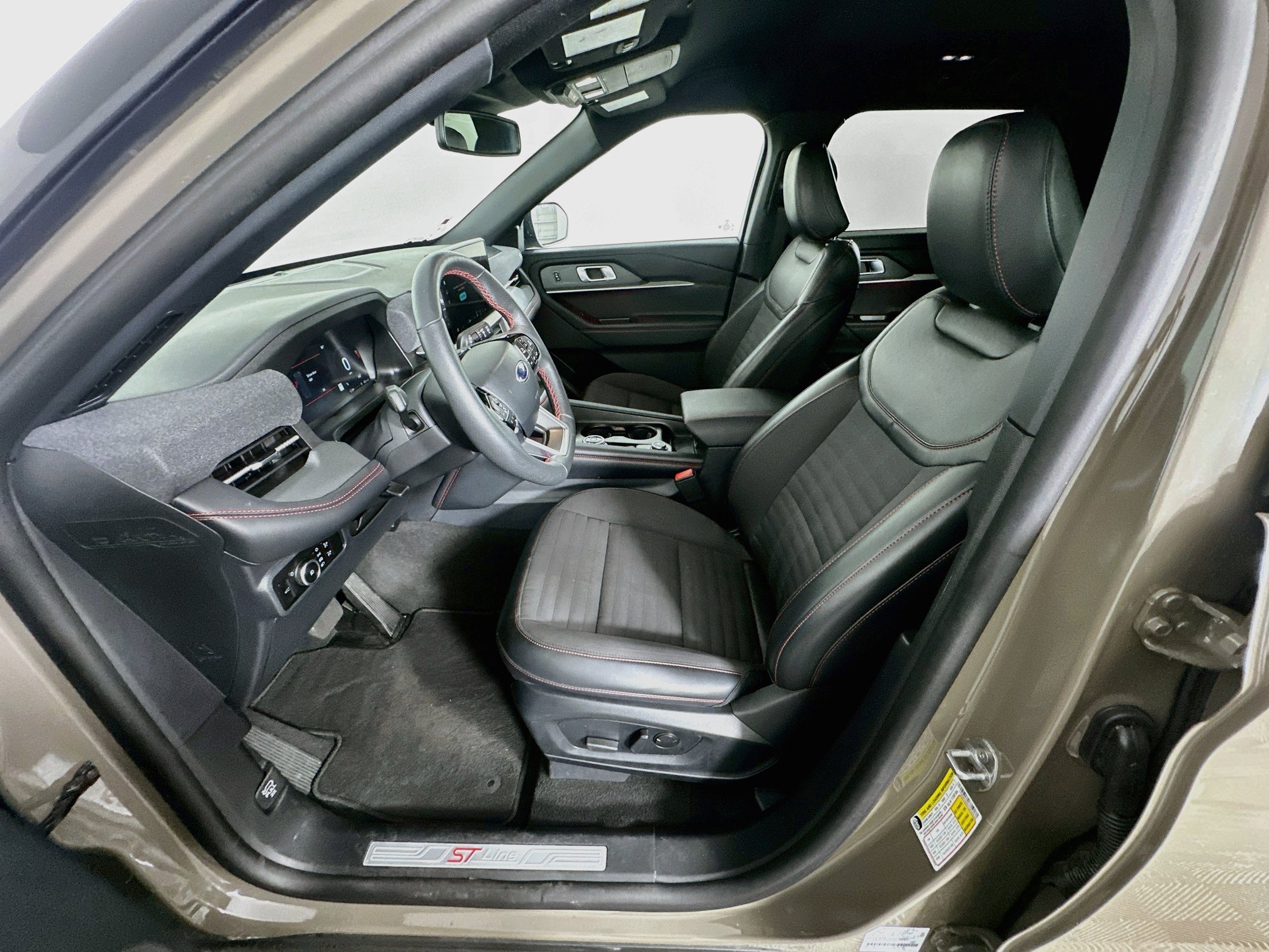 Used 2026 Ford Explorer ST-Line w/ ST-Line Street Pack RWD image 13