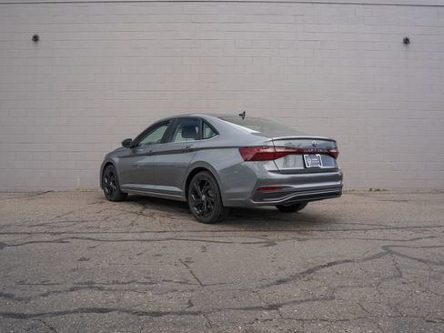 Used 2025 Volkswagen Jetta SE w/ Sunroof Package FWD image 3