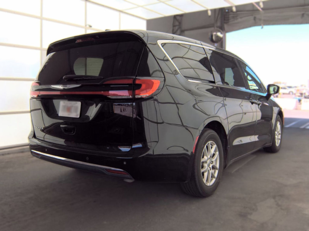 Used 2025 Chrysler Pacifica Select FWD image 4