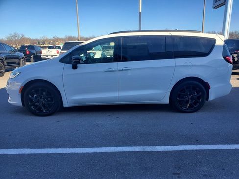 New 2026 Chrysler Pacifica Limited image 2