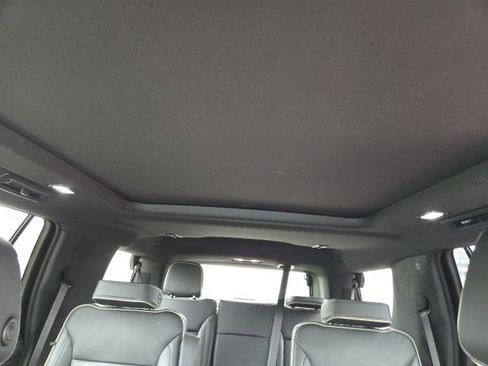 Used 2023 GMC Yukon SLT w/ SLT Premium Package AWD/4WD image 6