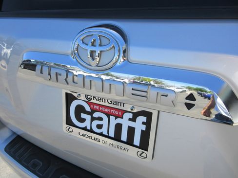 Used 2015 Toyota 4Runner Limited AWD/4WD image 9