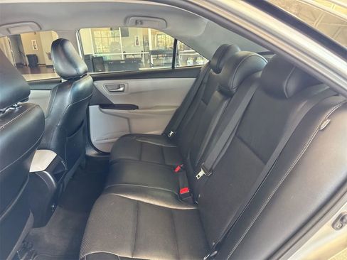 Used 2017 Toyota Camry SE image 9