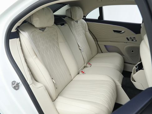 Used 2022 Bentley Flying Spur Plug-In Hybrid AWD/4WD image 21