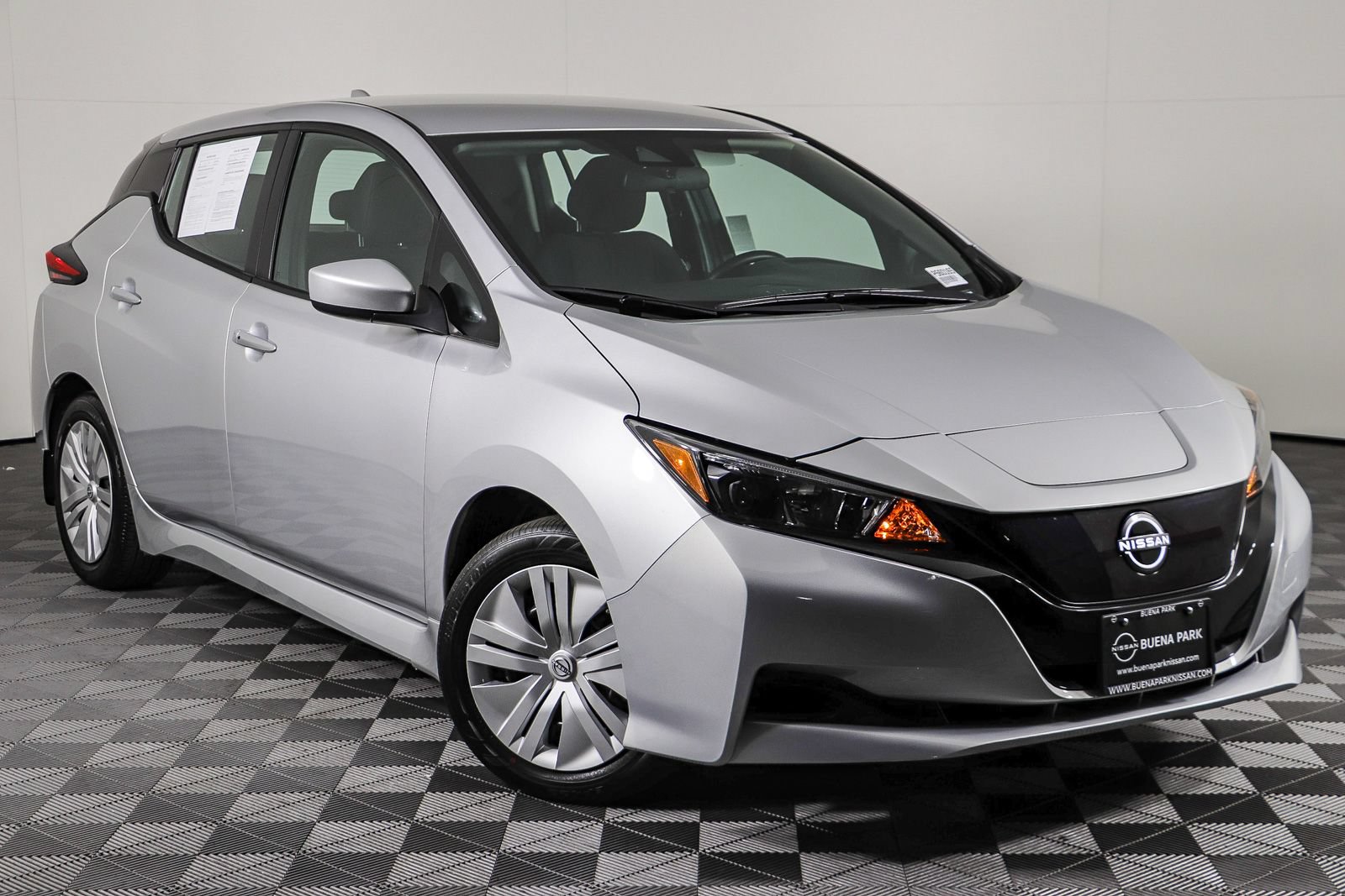 Used 2025 Nissan Leaf S FWD image 1