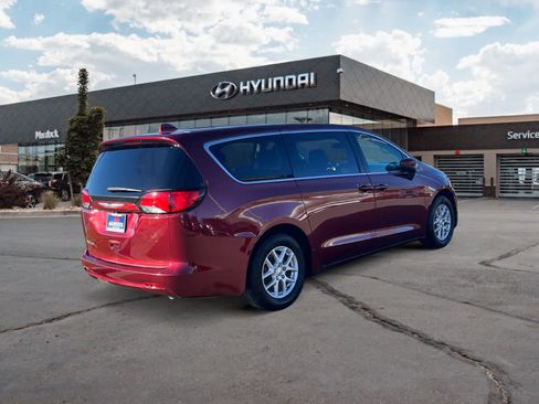 Used 2017 Chrysler Pacifica Touring image 5