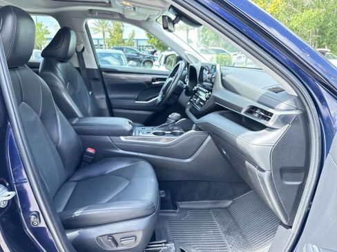 Used 2022 Toyota Highlander Limited FWD image 16