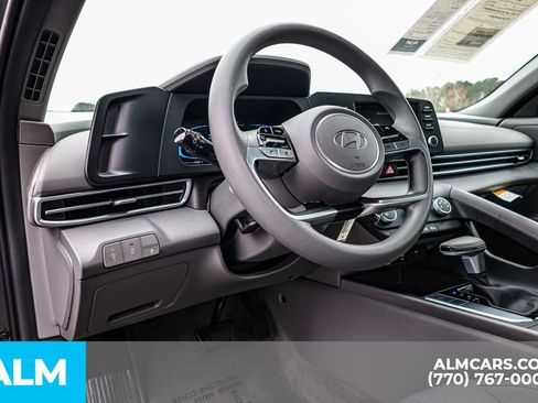 Used 2025 Hyundai Elantra SE image 25