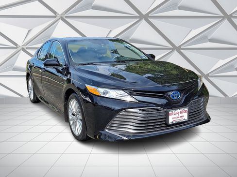 Used 2020 Toyota Camry XLE FWD image 2