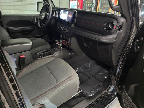 Used 2025 Jeep Wrangler Unlimited Rubicon AWD/4WD image 30