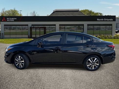 Used 2022 Nissan Versa SV image 2
