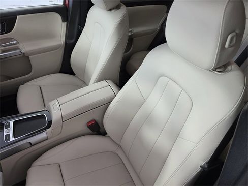 New 2026 Mercedes-Benz GLB 250 image 8