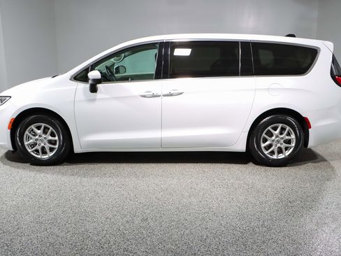 Used 2023 Chrysler Pacifica Touring-L image 10