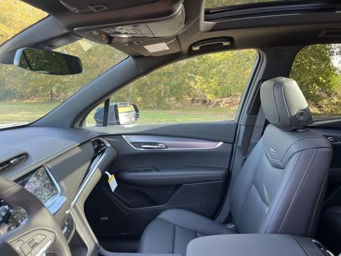New 2025 Cadillac XT6 Luxury image 18