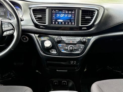Used 2020 Chrysler Pacifica Touring w/ S Appearance Package FWD image 32
