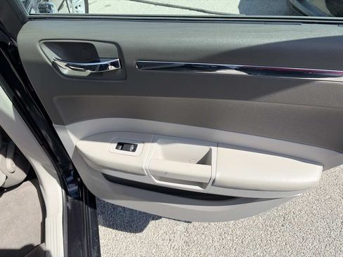 Used 2010 Chrysler 300 Touring RWD image 21