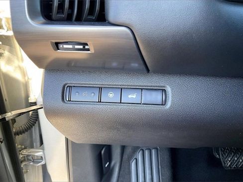 Certified 2025 Nissan Pathfinder SL image 31