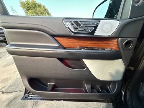 Used 2020 Lincoln Navigator L Reserve w/ Equipment Group 208A Reserve AWD/4WD image 18