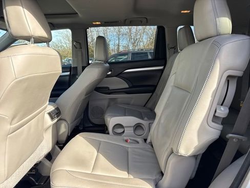 Used 2018 Toyota Highlander XLE image 10