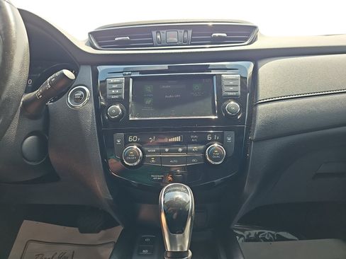 Used 2019 Nissan Rogue SV w/ Sun & Sound Touring Package FWD image 17