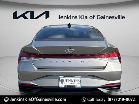 Used 2021 Hyundai Elantra SEL w/ Convenience Package FWD image 4