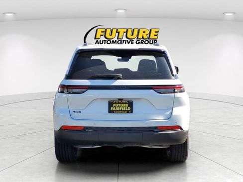 New 2025 Jeep Grand Cherokee Altitude image 4