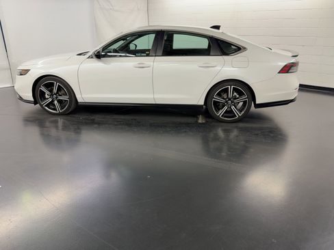 Used 2023 Honda Accord Sport image 2