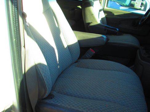 Used 2005 Chevrolet Express 3500 Extended Passenger w/ LS Preferred Equipment Group image 4