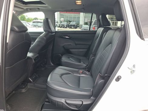 Used 2022 Toyota Highlander XLE AWD/4WD image 10