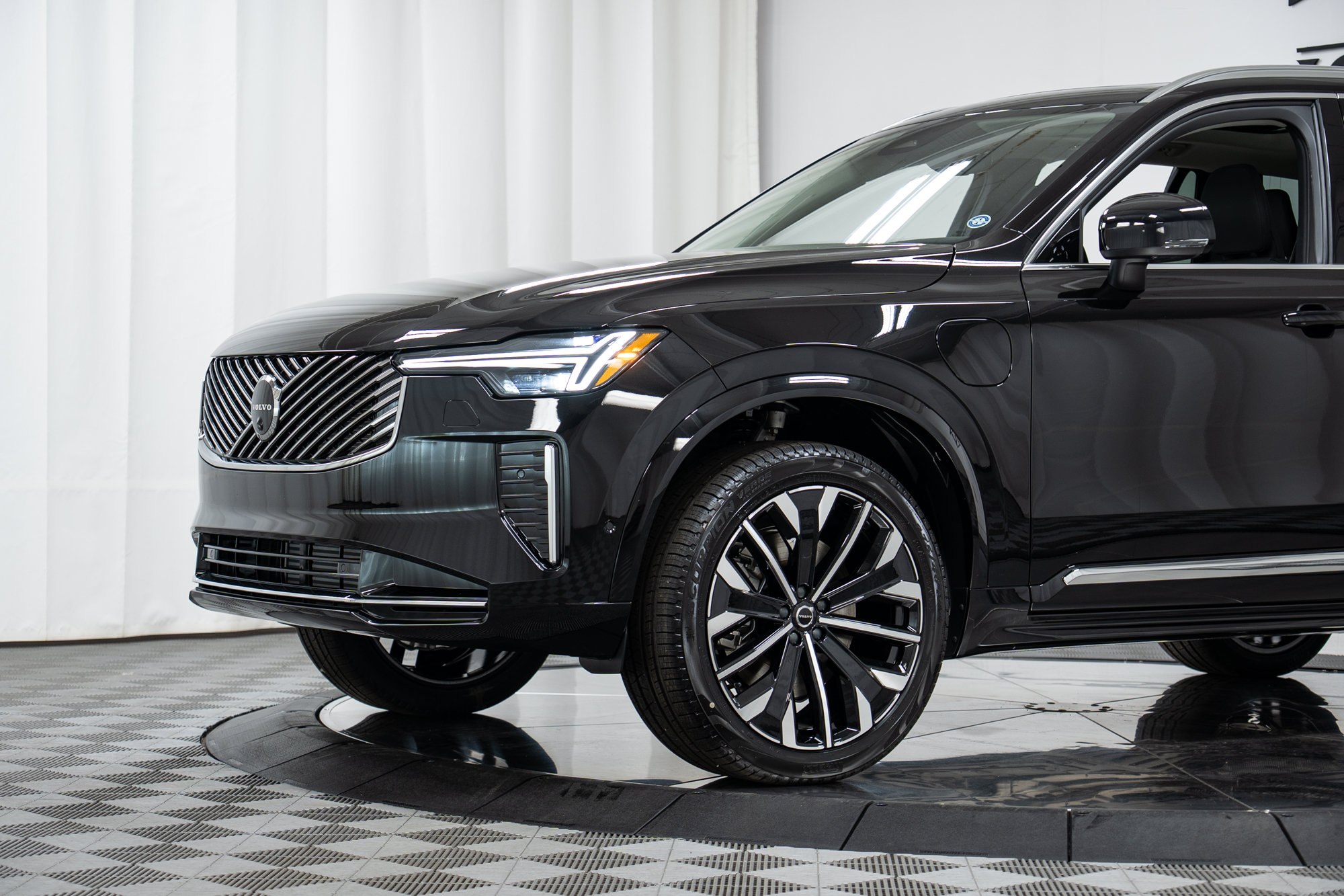 New 2026 Volvo XC90 T8 Plus w/ Protection Package Premier AWD/4WD image 26