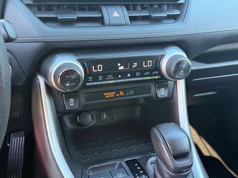 Used 2021 Toyota RAV4 XLE w/ Convenience Package FWD image 17