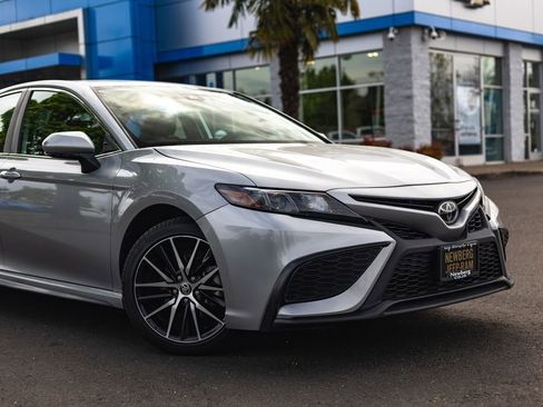 Used 2024 Toyota Camry SE FWD image 3